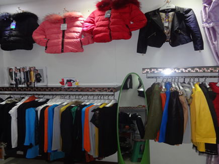 長春市中東的市場內(nèi)有一營業(yè)中精品女裝出兌